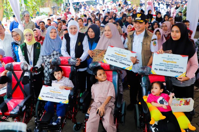 
					Peringati HAN 2025 bersama Yatim dan Calon Murid SMP Sekolah Rakyat Kota Pasuruan, Gubernur Khofifah: Lindungi dan Bahagiakan Anak-Anak