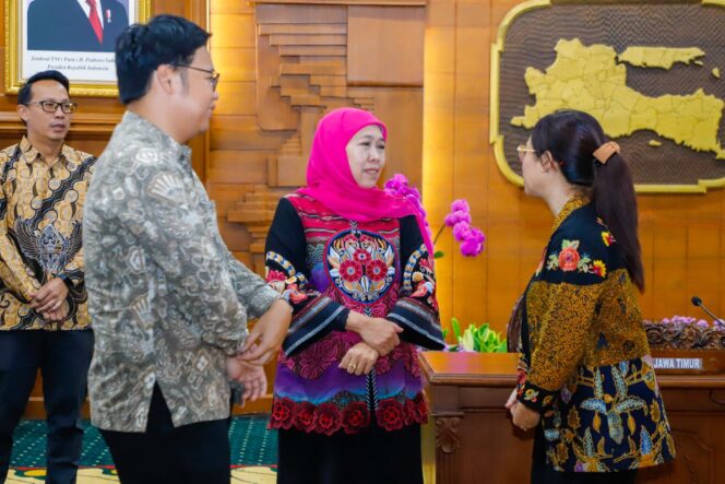 
Dukung Mobilitas Massal di Jatim, Gubernur Khofifah :  UK Embassy Bantu  Percepat Realisasi Kereta Perkotaan Terpadu di Aglomerasi Surabaya