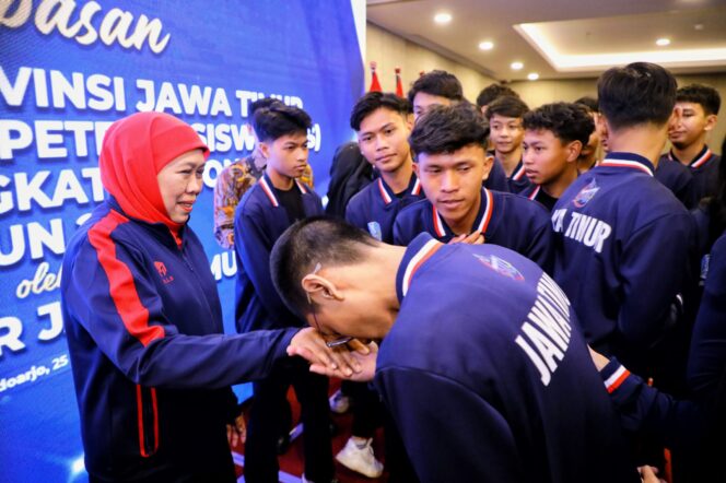 
Iringi Langkah Juang Siswa SMK Jatim, Gubernur Khofifah Optimis Jawa Timur Hattrick Juara Umum LKS Dikmen Tingkat Nasional 2025