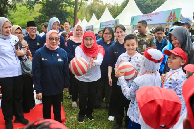 
Peringati Hari Anak Nasional 2025 bersama Menteri PPPA, Gubernur Khofifah: Anak Jatim Harus Tumbuh dengan Bahagia dan Bebas dari Kekerasan
