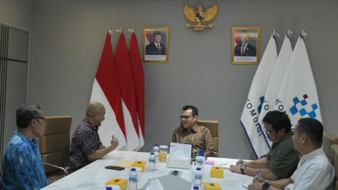 
Wamenkomdigi Dukung Inisiatif Rekonsiliasi PWI Jelang Kongres