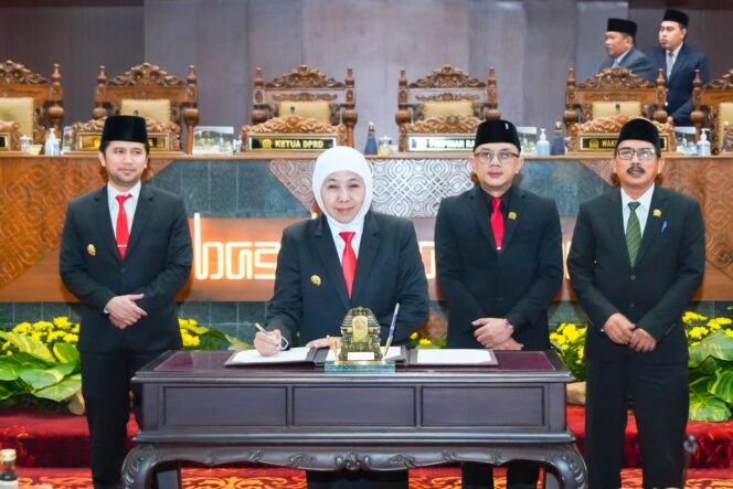 
Raperda RPJMD 2024-2029 Disahkan, Gubernur Khofifah Apresiasi Kolaborasi dan Sinergi Eksekutif-Legislatif Wujudkan Kesejahteraan Masyarakat Jatim
