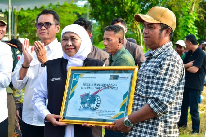 
					Dorong Produksi Hasil Pertanian  di Jember Meningkat, Gubernur Khofifah: Bantuan Alsintan Jadi Langkah Menuju Kedaulatan Pangan Jatim
