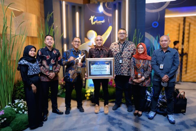 
Berhasil Kelola Komunikasi Publik Pentahelix, Biro Adpim Jatim Raih Penghargaan Radar Surabaya Awards 2025 Kategori Instansi Terbaik