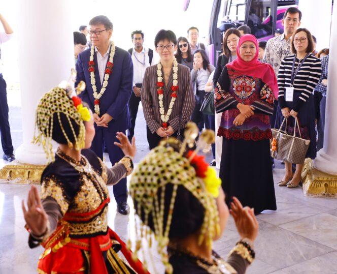 
					Daya Saing Singapura Peringkat Pertama ASEAN dan Posisi Kedua Dunia, Gubernur Khofifah: ASN Jatim Terima Beasiswa Belajar dari Singapura, Demi Pelayanan Publik yang Lebih Baik