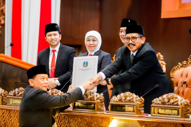 
Gubernur Khofifah dan DPRD Jatim Sepakati Nota KUA-PPAS Perubahan APBD 2025, Pastikan Anggaran Fokus Pemenuhan Belanja Wajib serta Penguatan Program Prioritas Nasional dan Daerah