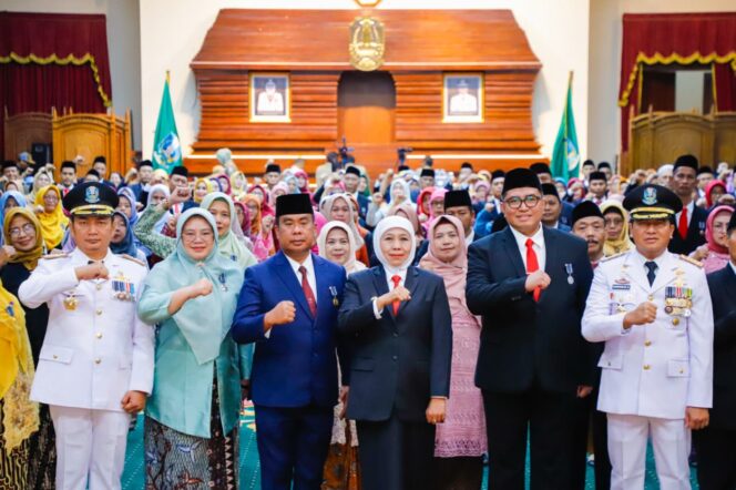 
					Gubernur Khofifah Sematkan Satyalancana Karya Satya kepada 600 ASN Pemprov Jatim, Jadikan Pelecut Semangat Kinerja Berdampak