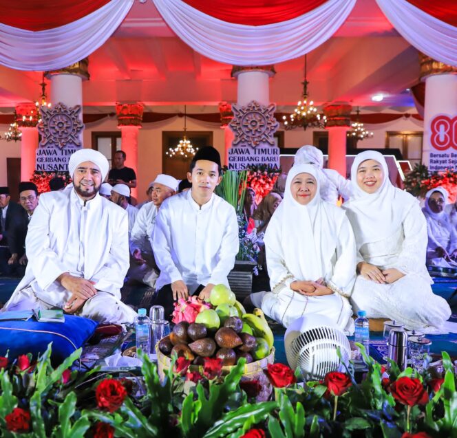 
					Syukuri 80 Tahun Kemerdekaan RI, Gubernur Khofifah dan Ribuan Masyarakat Jatim Larut Dalam Dzikir, Do’a dan Sholawat Bersama Habib Syech