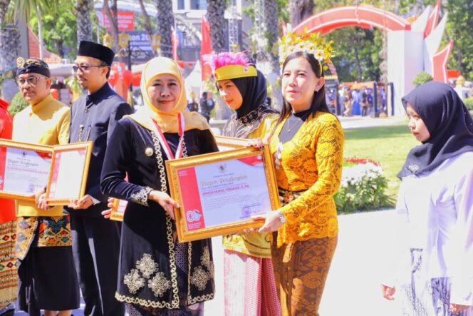 
Ribuan Masyarakat Antusias dan Khidmat Ikuti Upacara HUT ke-80 RI di Grahadi Bersama Gubernur Khofifah, Wagub Emil dan Forkopimda Jatim