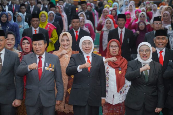 
Kembali Sematkan Satyalancana Karya Satya 576 ASN Jatim, Gubernur Khofifah Serukan Kualitas Pendidikan  untuk Wujudkan Indonesia Maju dan Generasi Emas 2045