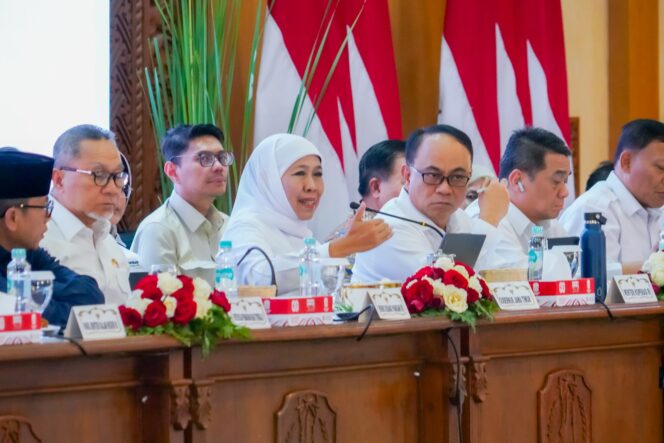 
					Rapat Konsolidasi Bersama Tiga Menteri di Surabaya, Gubernur Khofifah: Penerima Manfaat MBG Jatim  Capai 1,9 Juta. Jatim Siap Lakukan Percepatan  Program Prioritas Nasional