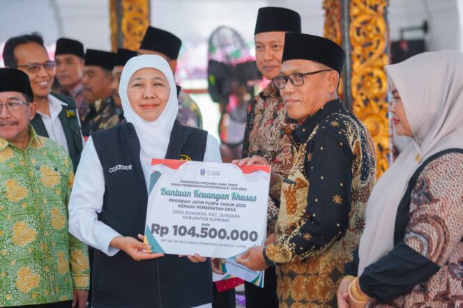 
					Gubernur Khofifah Salurkan Bantuan dan Zakat Produktif Senilai Rp 24 Miliar, serta Serahkan Santunan Duka untuk 17 Keluarga Korban Meninggal Karena Campak di Sumenep