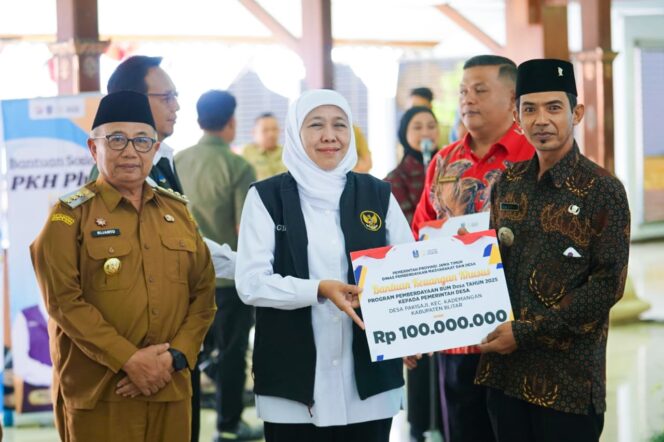 
					Gubernur Khofifah Salurkan Rp 5,7 Miliar Bansos dan Zakat Produktif Di Kabupaten Blitar, Jadi Penguat Sosial Ekonomi Masyarakat