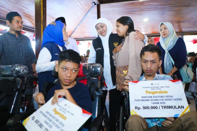 
					Bansos dan Zakat Produktif Rp6,1 Miliar untuk Warga Tulungagung, Gubernur Khofifah Optimis Jadi Bantalan Sosial dan Larang untuk Judol