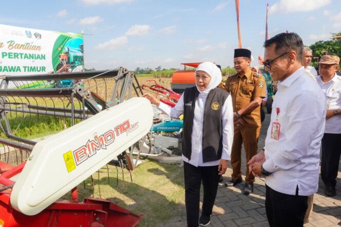 
					Gubernur Khofifah Serahkan Bantuan 39 Unit Alsintan Kepada Poktan di Blitar Dan Tulungagung, Optimistis Tingkatkan Nilai Tambah Dan Kebermanfaatan Petani