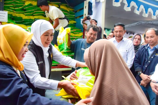 
					Jaga Keterjangkauan Harga Kebutuhan Bahan Pokok Masyarakat, Gubernur Khofifah Gelar Pasar Murah di Kota Malang