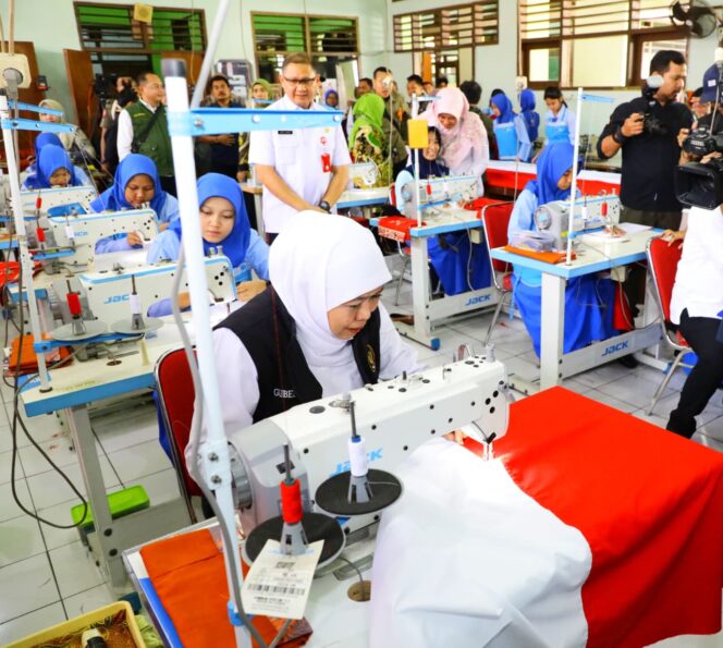 
Tumbuhkan Semangat Nasionalisme Pelajar, Gubernur Khofifah Bersama Murid SMA/SMK/SLB se Jatim Jahit Bendera Merah Putih Terpanjang