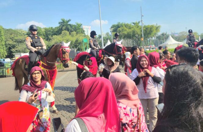 
Polisi Berkuda Jadi Magnet Swafoto Warga di Perayaan HUT ke-80 RI