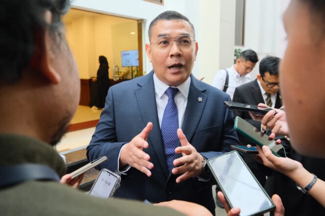 
Jakarta, InfoPublik – Kementerian Agraria dan Tata Ruang/Badan Pertanahan Nasional (ATR/BPN) ikut mendukung pertumbuhan pembangunan dan ekonomi di kawasan transmigrasi sesuai dengan visi misi Asta Cita melalui beberapa program strategis bersama Kementerian Transmigrasi.  Hal itu disampaikan oleh Wakil Menteri (Wamen) ATR/Wakil Kepala (Waka) BPN, Ossy Dermawan, saat menyampaikan materi dalam Pembekalan dan Pelepasan Tim Ekspedisi Patriot, di Balai Kartini, Jakarta, Senin (25/8/2025).  “Kementerian ATR/BPN memiliki peran penting dalam pembangunan di kawasan transmigrasi, melalui program strategis, yaitu sertipikasi tanah transmigrasi dan Reforma Agraria,” ujar Wamen Ossy di hadapan peserta Ekspedisi Patriot Transmigrasi yang berasal dari 2.000 akademisi.  Sertifikasi tanah transmigran menjadi penting karena menurut Wamen Ossy, program transmigrasi tidak akan berjalan dengan baik jika para transmigran tidak memiliki kepastian hukum atas tanah yang mereka tempati. Terlebih, tanah menjadi modal dasar kehidupan dan kesejahteraan para transmigran.  “Kementerian ATR/BPN akan terus memastikan bahwa setiap transmigran yang ditempatkan di kawasan transmigrasi memperoleh sertipikat tanah yang sah,” tutur Wamen Ossy.  Wamen Ossy menjelaskan, salah satu cara Kementerian ATR/BPN mendukung program transmigrasi adalah melalui Reforma Agraria, utamanya dalam Penataan Akses. Dengan Penataan Akses, setelah tanah dimiliki dan disertipikasi, para transmigran bisa memiliki akses ke sumber daya lain, seperti permodalan, pasar, pendampingan usaha, bahkan akses ke teknologi pertanian maupun perkebunan yang modern.  “Kita ingin Reforma Agraria dapat memastikan bahwa tanah yang dimiliki bisa dikelola dengan produktif, berkelanjutan, dan menyejahterakan. Kita tidak ingin saat masyarakat mendapatkan sertipikat tanah mereka, mereka dengan mudahnya menjual sertifikat tanah tersebut (tanpa dimanfaatkan, red) kepada pihak lain dan mereka kembali tidak memiliki tanah,” ungkap Wamen Ossy.  Usai sesi pembekalan kepada 2.000 akademisi, acara ini dilanjutkan dengan sesi pelepasan peserta ekspedisi patriot transmigrasi. Nantinya, 2.000 peserta tersebut akan disebar sebagai tim advance, yaitu tim yang akan melakukan riset dan pemetaan potensi ekonomi di 154 titik kawasan transmigrasi. Pelepasan ini dilakukan secara simbolis oleh Menteri Koordinator Bidang Infrastruktur dan Pembangunan Kewilayahan (Menko IPK), Agus Harimurti Yudhoyono (AHY).  Pelepasan peserta dipimpin Menko AHY yang juga didampingi oleh Menteri Transmigrasi, M. Iftitah Sulaiman, Wamen ATR/Waka BPN, Ossy Dermawan, dan sejumlah Wakil Menteri di Kabinet Merah Putih. Adapun dalam kesempatan ini, Wamen Ossy didampingi oleh Tenaga Ahli Bidang Administrasi Negara dan Good Governance, Adjie Arifuddin.