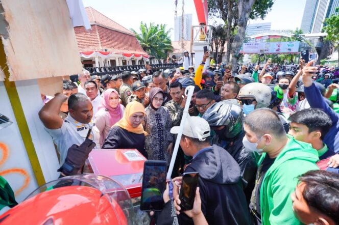 
					Pemimpin yang Menyapa: Khofifah Dengar Keluhan Rakyat dan Janjikan Solusi