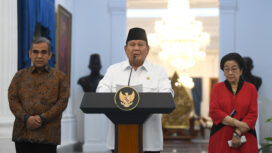 Presiden Prabowo Subianto didampingi Ketua MPR Ahmad Muzani (kiri) dan Ketua Umum PDIP sekaligus Presiden ke-5 RI Megawati Soekarnoputri menyampaikan keterangan pers di Istana Merdeka, Jakarta, Minggu (31/8/2025). Prabowo menegaskan negara menjamin dan menghormati hak setiap warga dalam mengemukakan pendapat serta meminta aparat TNI dan Polri untuk bersikap tegas dalam menindak massa anarkis yang merusak fasilitas umum, tindakan penjarahan, hingga upaya makar. ANTARA FOTO/Galih Pradipta/sgd/bar