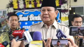 Presiden Prabowo Subianto memberikan keterangan kepada media usai melayat Menteri Koordinator Ekonomi, Keuangan, dan Industri (Menko Ekuin) periode 1999-2000 Kwik Kian Gie di Rumah Duka Sentosa, Jakarta, Rabu (30/7/2025). Presiden Prabowo menyampikan belasungkawa langsung kepada keluarga Kwik Kian Gie, serta mengatakan bahwa Indonesia kehilangan putra terbaik bangsa. ANTARA FOTO/Muhammad Adimaja/foc.