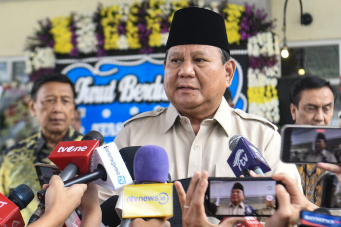 
Presiden Prabowo Subianto memberikan keterangan kepada media usai melayat Menteri Koordinator Ekonomi, Keuangan, dan Industri (Menko Ekuin) periode 1999-2000 Kwik Kian Gie di Rumah Duka Sentosa, Jakarta, Rabu (30/7/2025). Presiden Prabowo menyampikan belasungkawa langsung kepada keluarga Kwik Kian Gie, serta mengatakan bahwa Indonesia kehilangan putra terbaik bangsa. ANTARA FOTO/Muhammad Adimaja/foc.