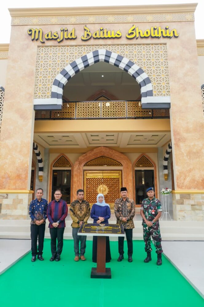 
					Gubernur Khofifah Tekankan Pentingnya Akhlak, Resmikan Masjid Baitus Sholihin Sebagai Pusat Pembinaan Moral dan Spiritual Pelajar