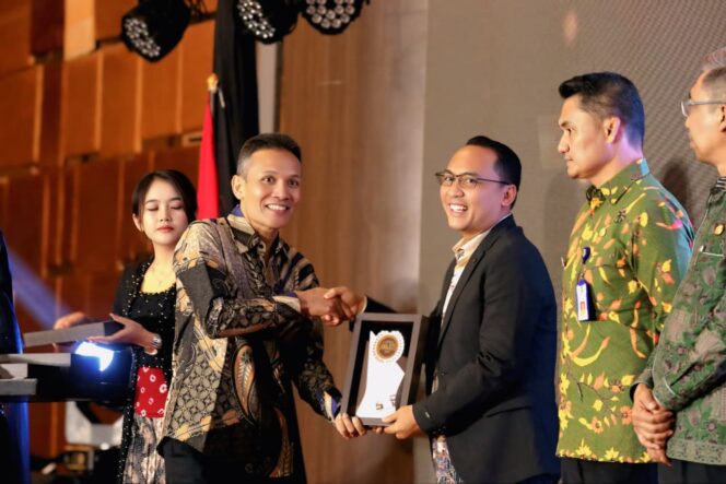 
					Biro Adpim Jatim Diakui Lewat Top Public Service Jawa Pos Radar Madiun Awards 2025