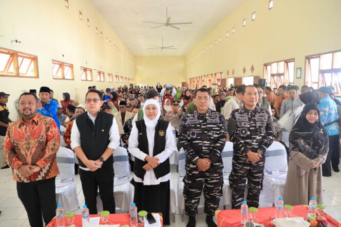 
					Gubernur Khofifah Turun Langsung ke Bawean, Serahkan Bantuan Kemanusiaan, Sembako dan Alat Bantu Disabilitas