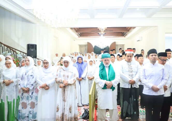 
Dari Maulid Nabi di Kediaman Jemursari, Gubernur Khofifah Gagas Kajian Spiritual Bulanan ASN Pemprov Jatim