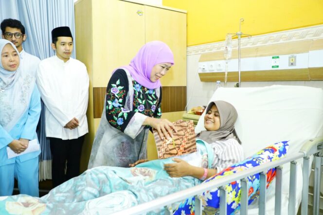 
Gubernur Khofifah Tinjau RS Bina Sehat Jember, Pastikan Layanan Maksimal untuk Korban Kecelakaan