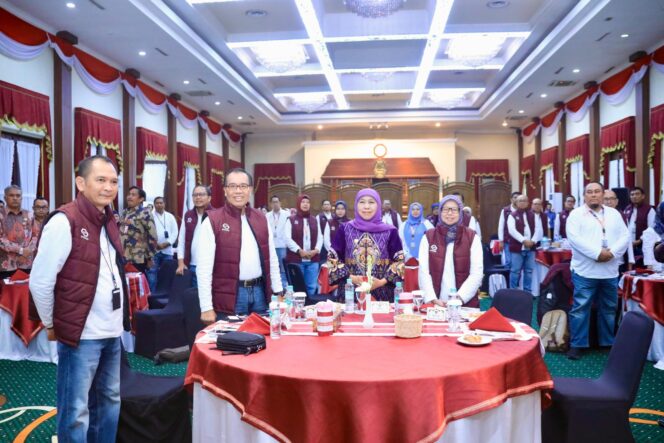 
Gubernur Khofifah Ajak Warga Desa Kuatkan Ekonomi Melalui Desa Devisa, Koperasi Merah Putih, dan Literasi Keuangan