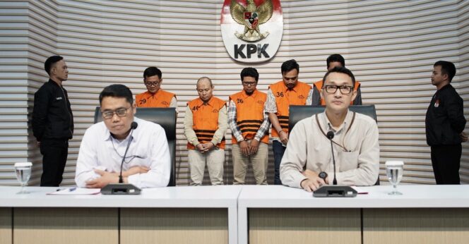 
KPK Tahan Lima Tersangka Korupsi Kredit Fiktif di BPR Jepara Artha, Kerugian Negara Rp254 Miliar
