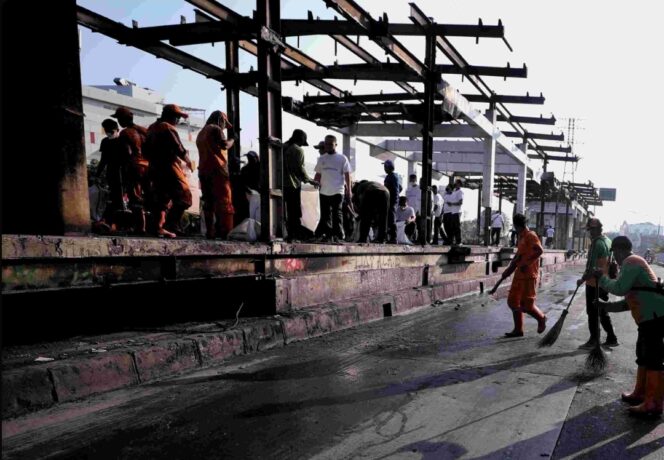 
Pemprov DKI Gotong Royong Bersama Masyarakat Bersihkan Kawasan Halte Senen