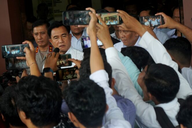 
Menko Yusril Dukung Pembentukan Tim Independen Pencari Fakta Ungkap Akar Kerusuhan Agustus 2025