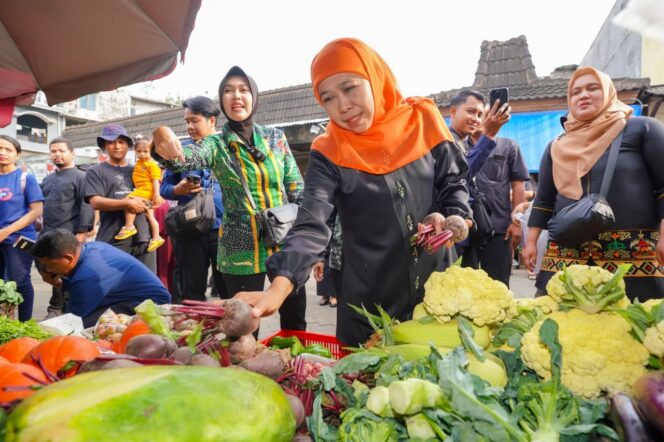 
					Borong Kangkung hingga Wortel, Gubernur Khofifah Apresiasi Pedagang Kecil Pasar Plaosan Magetan