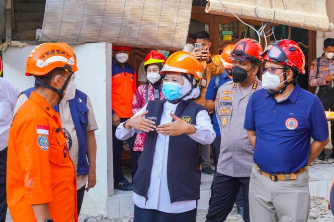 
					Gubernur Khofifah Peluk Erat Keluarga Korban, Berikan Kekuatan Saat Identifikasi di RS Bhayangkara Surabaya