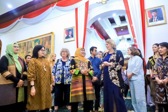 
Gubernur Khofifah: Kerja Sama dengan LUMC Bukti Komitmen Jatim Hadirkan Layanan Kesehatan Berkelas Dunia