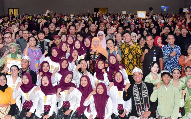 
					Lomba Paduan Suara SMA/SMK Warnai HUT ke-80 Jatim, Gubernur Khofifah Puji Kekompakan dan Kreativitas Peserta