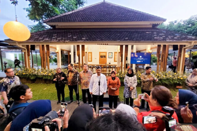 
					Wamendagri Ungkap Alasan Pemilihan Banyuwangi Jadi Uji Coba Digitaliasi Bansos