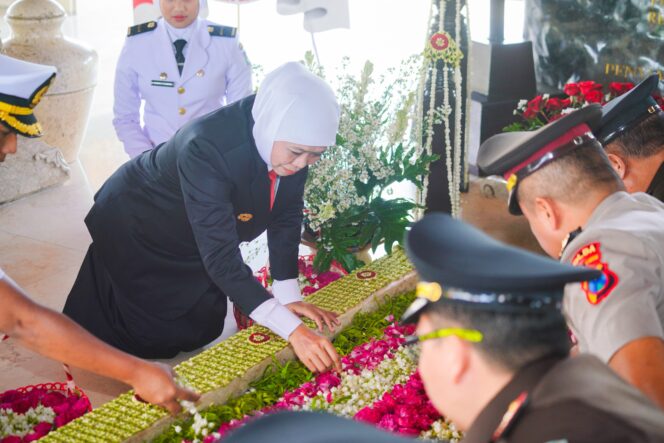 
					Ziarah Khidmat di Blitar, Gubernur Khofifah Ajak Warga Jatim Perkuat Kegotongroyongan Hadapi Tantangan Bangsa