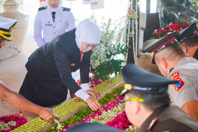 
Ziarah Khidmat di Blitar, Gubernur Khofifah Ajak Warga Jatim Perkuat Kegotongroyongan Hadapi Tantangan Bangsa