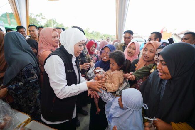 
					Antusiasme Warga Paciran Sambut Pasar Murah, Gubernur Khofifah Serahkan Langsung Bantuan Beras dan Telur