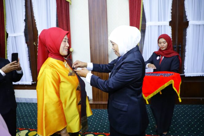 
Gubernur Khofifah: ASN Tangguh Tak Hanya Kompeten, Tapi Juga Berakhlak dan Berintegritas