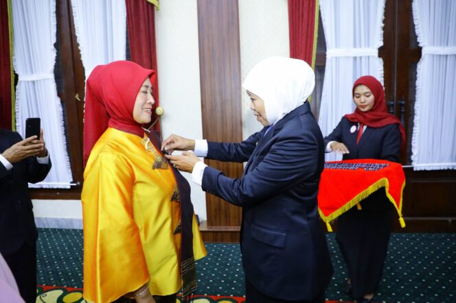 
Gubernur Khofifah: ASN Tangguh Tak Hanya Kompeten, Tapi Juga Berakhlak dan Berintegritas