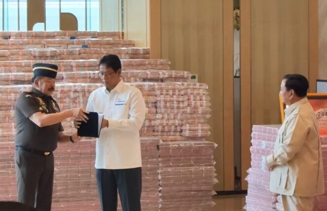 
Kejagung Serahkan Uang Pengganti Kerugian Negara Kasus CPO Rp13,2 Triliun