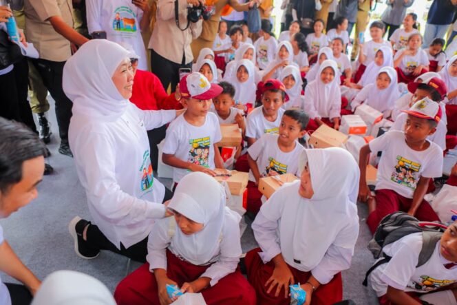 
					Ajak Anak-Anak Jaga Kesehatan, Gubernur Khofifah Minum Susu Bareng Siswa SD dan Tekankan Pentingnya Nutrisi Seimbang