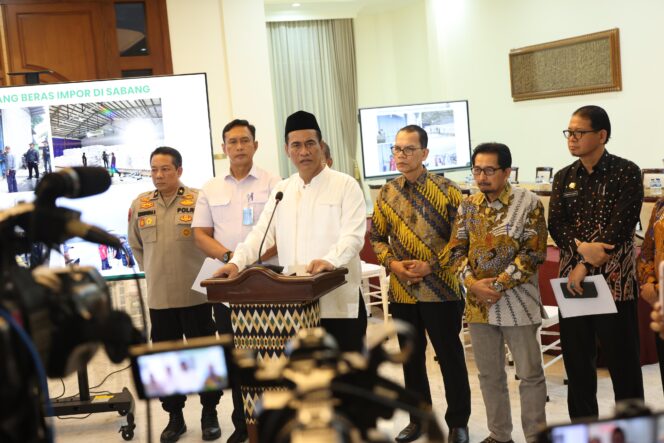 
Segel 250 Ton Beras Ilegal, Mentan Amran Koordinasi dengan Gubernur Aceh