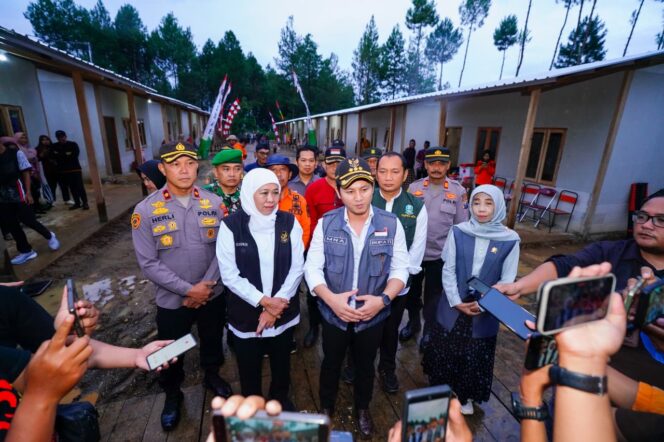 
					Gubernur Khofifah Serahkan Kunci Huntara ke Warga, Inisiasi Pemulihan Pascabencana yang Humanis dan Berkelanjutan